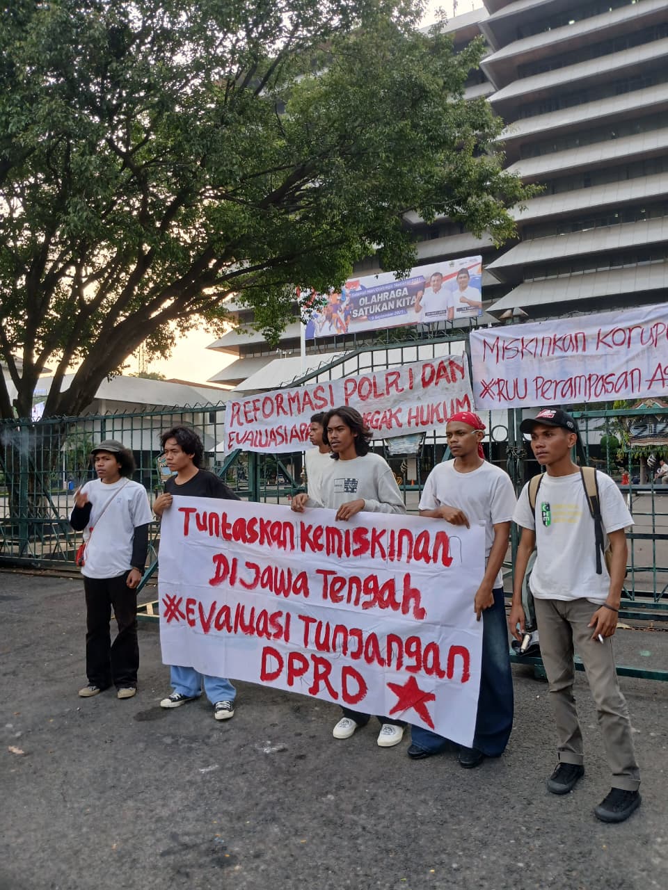 Mahasiswa Soroti Ketimpangan di Jawa Tengah: Wakil Rakyat Bergelimang Tunjangan, Rakyat Bergelut dengan Kemiskinan